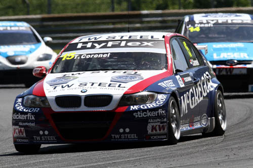 Alle Chevrolets lek; Tom Coronel in ongelofelijke race naar podium + UITSLAG